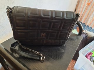 Bolso negro acolchado