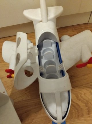 Avión de juguete blanco con hélices rojas