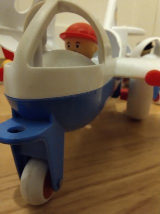 Avión de juguete blanco con hélices rojas