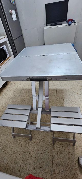 Mesa plegable camping aluminio.