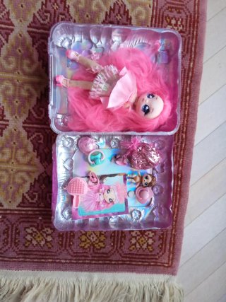 Muñeca con accesorios pelo rosa