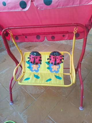 Columpio infantil con diseño de mariquitas