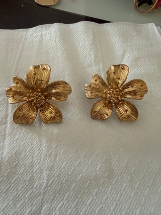 Pendientes dorados flor