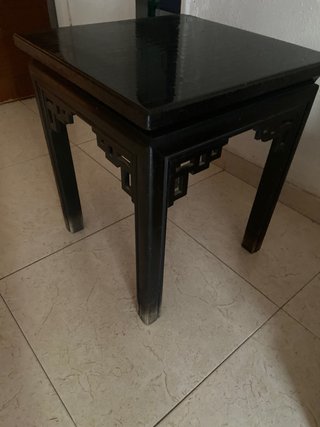 Mesa auxiliar oriental negra