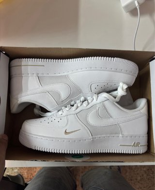 Nike Air Force 1 Blancas y Doradas