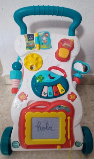 Correpasillos infantil con piano a pilas y pizarra
