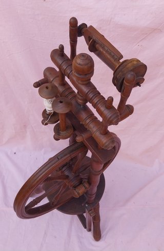 Rueca de madera antigua