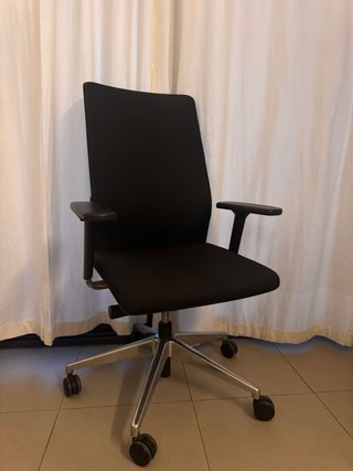 Silla de oficina ergonómica negra
