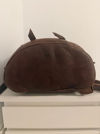 Mochila de cuero marrón