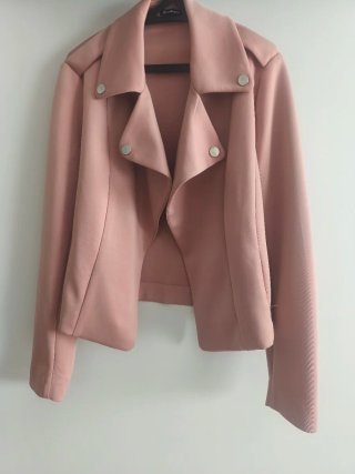 Chaqueta rosa estilo motorista