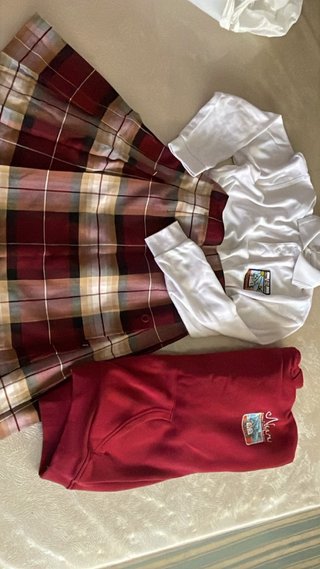 Uniforme escolar falda y camiseta