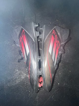 Zapatos de fútbol Adidas negros y rojos