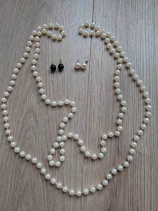 Collar de perlas y pendientes negros y blancos