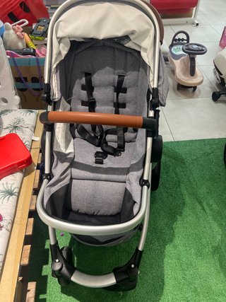 Carro de bebé gris y blanco