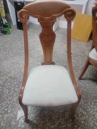 Mesa redonda extensible y 6 sillas de madera