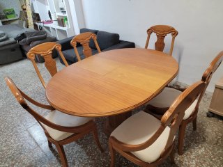 Mesa redonda extensible y 6 sillas de madera