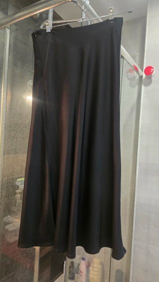 Falda larga de satén negra