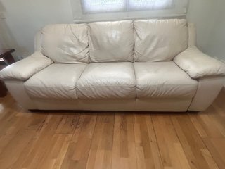 Sofá de 3 plazas en piel color crema, largo 2,75cm