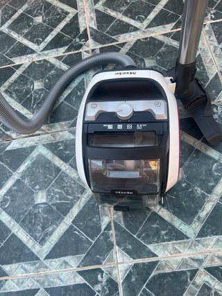 Aspirador Miele con recogecables automático