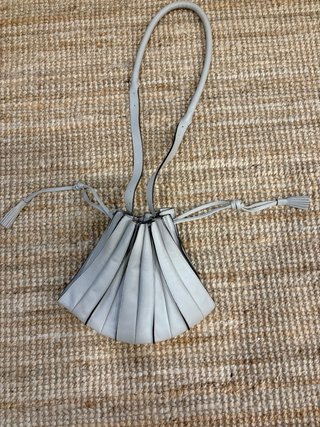 Bolso de mano gris y negro