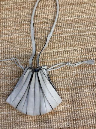 Bolso de mano gris y negro