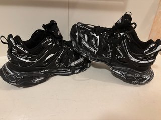 Zapatillas Balenciaga Negras con Dibujos Blancos