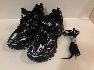 Zapatillas Balenciaga Negras con Dibujos Blancos