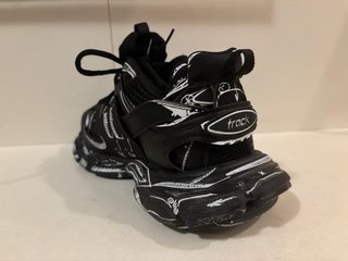 Zapatillas Balenciaga Negras con Dibujos Blancos