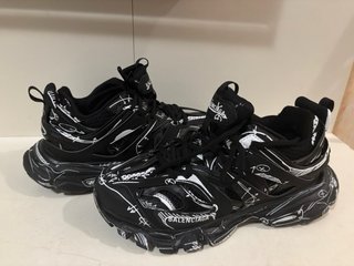 Zapatillas Balenciaga Negras con Dibujos Blancos
