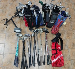 LOTE 83 palos de gol, 5 bolsas y carro usados