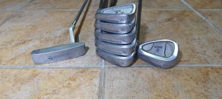 LOTE 83 palos de gol, 5 bolsas y carro usados