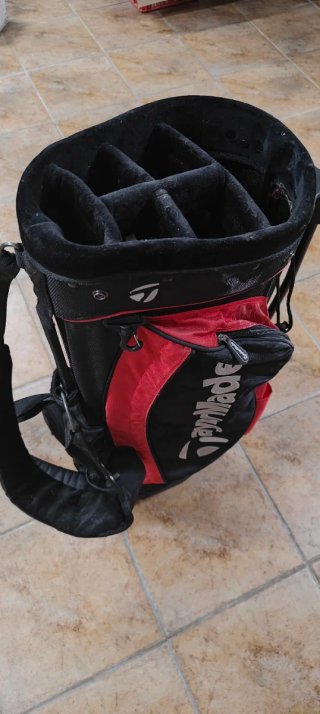 LOTE 83 palos de gol, 5 bolsas y carro usados