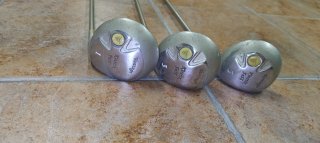 LOTE 83 palos de gol, 5 bolsas y carro usados
