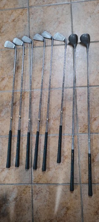 LOTE 83 palos de gol, 5 bolsas y carro usados