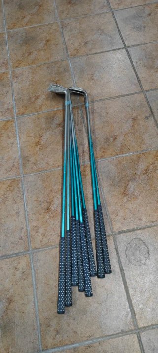 LOTE 83 palos de gol, 5 bolsas y carro usados