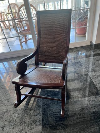 2 Mecedoras de madera y ratán