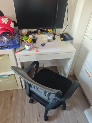 Escritorio y silla de estudio
