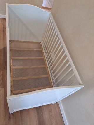 Cuna de bebé blanca