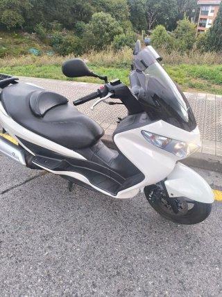 Suzuki burgman 125 executive blanca.