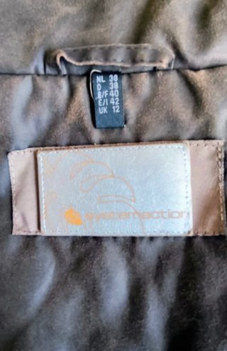 Chaqueta marrón estilo aviador . Systemaction.