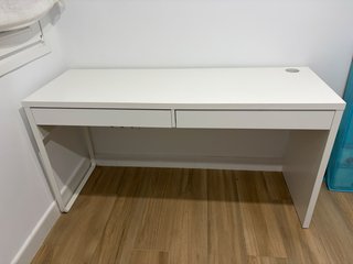 Escritorio blanco con cajones