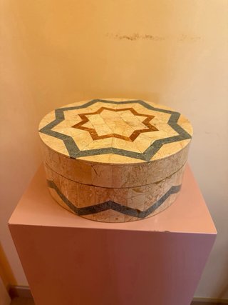 Caja redonda de piedra con estrella