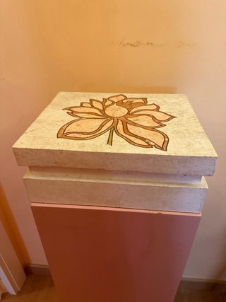 Caja redonda de piedra con estrella