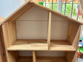 Estantería madera casa marrón y verde