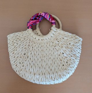 Bolso de rafia con pañuelo