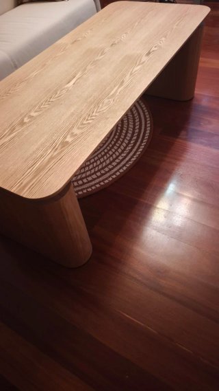 Mesa de centro de madera clara