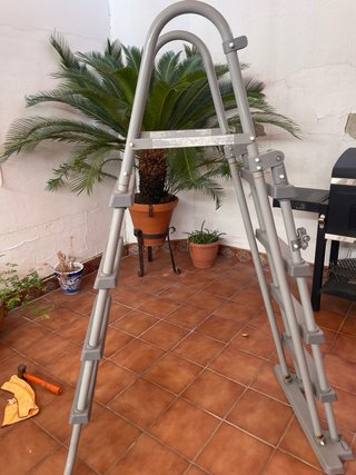 Barbacoa negra con escalera y piscina