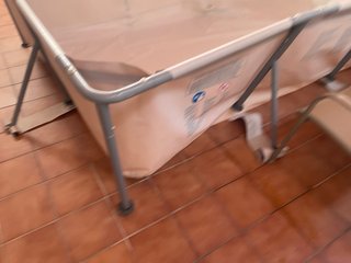 Barbacoa negra con escalera y piscina