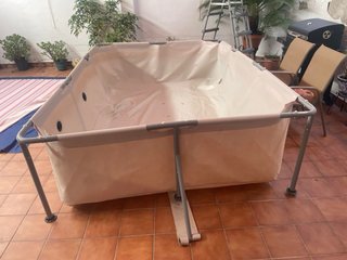 Barbacoa negra con escalera y piscina