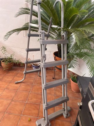 Barbacoa negra con escalera y piscina